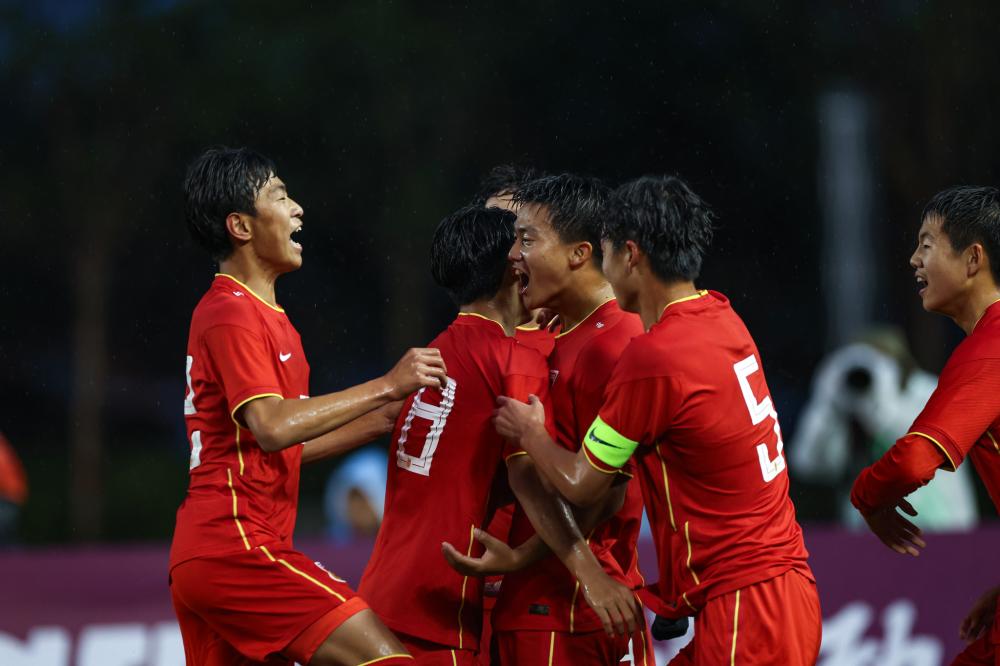 这雪有点大，欧冠赛前一名挪威记者在博德闪耀的球场边线处滑雪